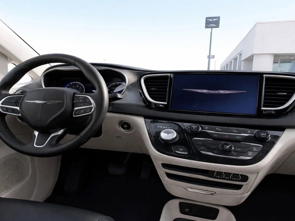 Used 2020 Chrysler Pacifica Touring-L Plus w/ Advanced Safetytec Group FWD image 13