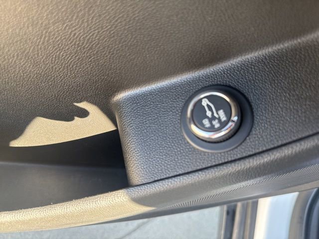 Used 2023 Chevrolet Traverse LT image 9