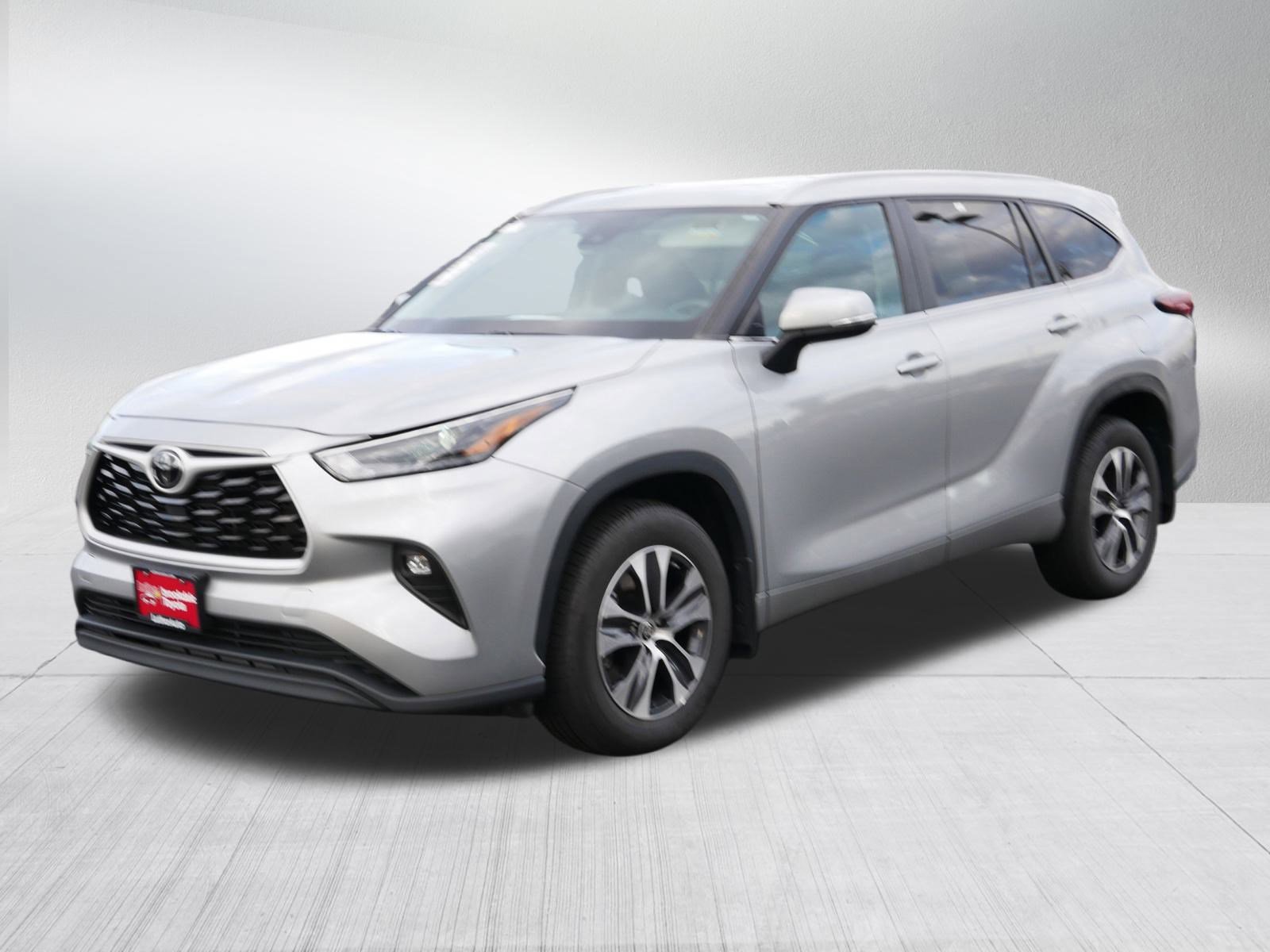 Certified 2024 Toyota Highlander XLE image 3