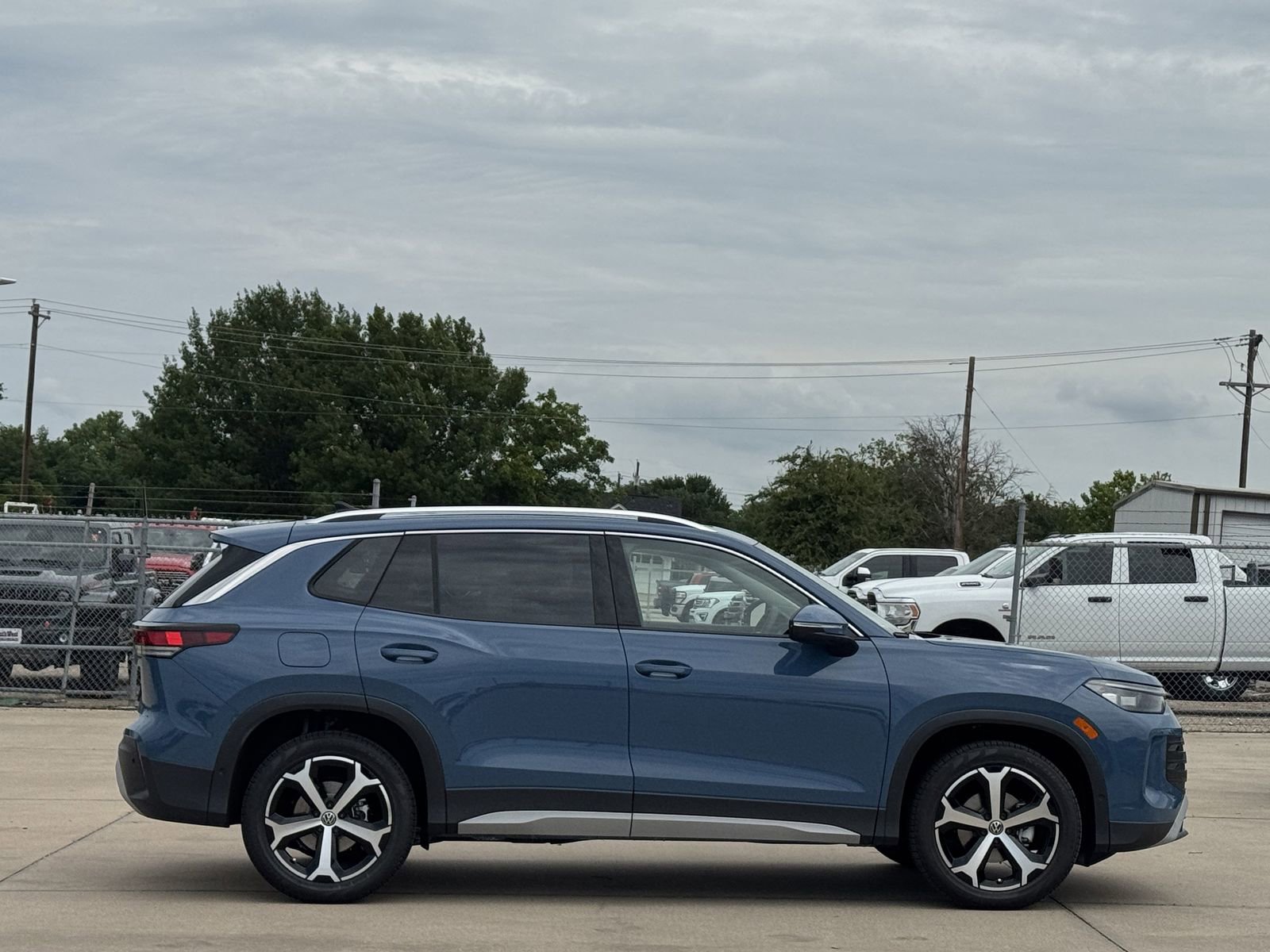 New 2026 Volkswagen Tiguan SE FWD image 4