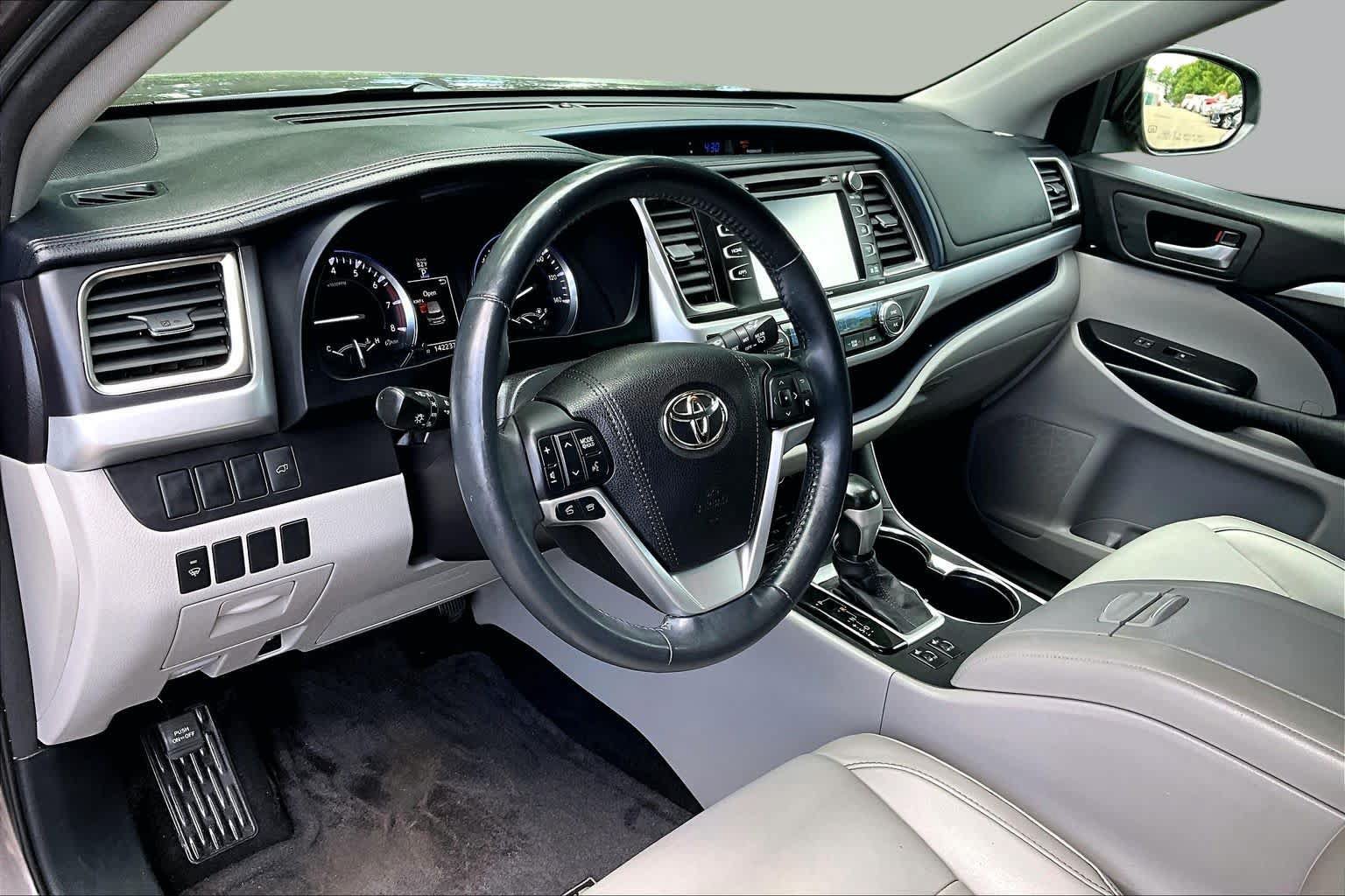 Used 2016 Toyota Highlander XLE AWD/4WD image 17