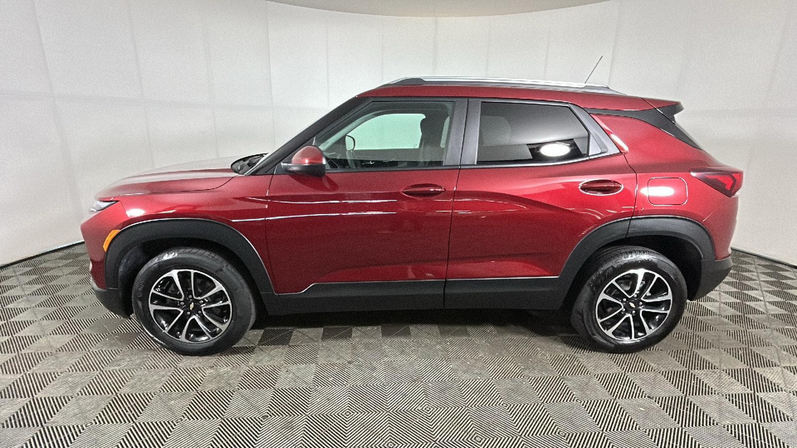 Used 2025 Chevrolet TrailBlazer LT AWD/4WD image 6