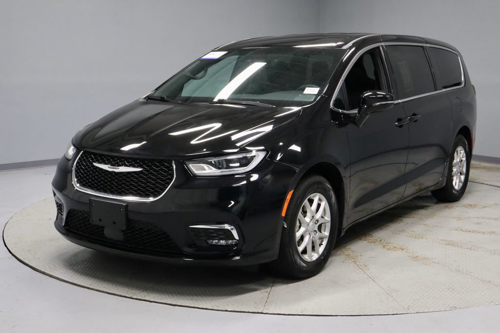 Used 2025 Chrysler Pacifica Select FWD image 6