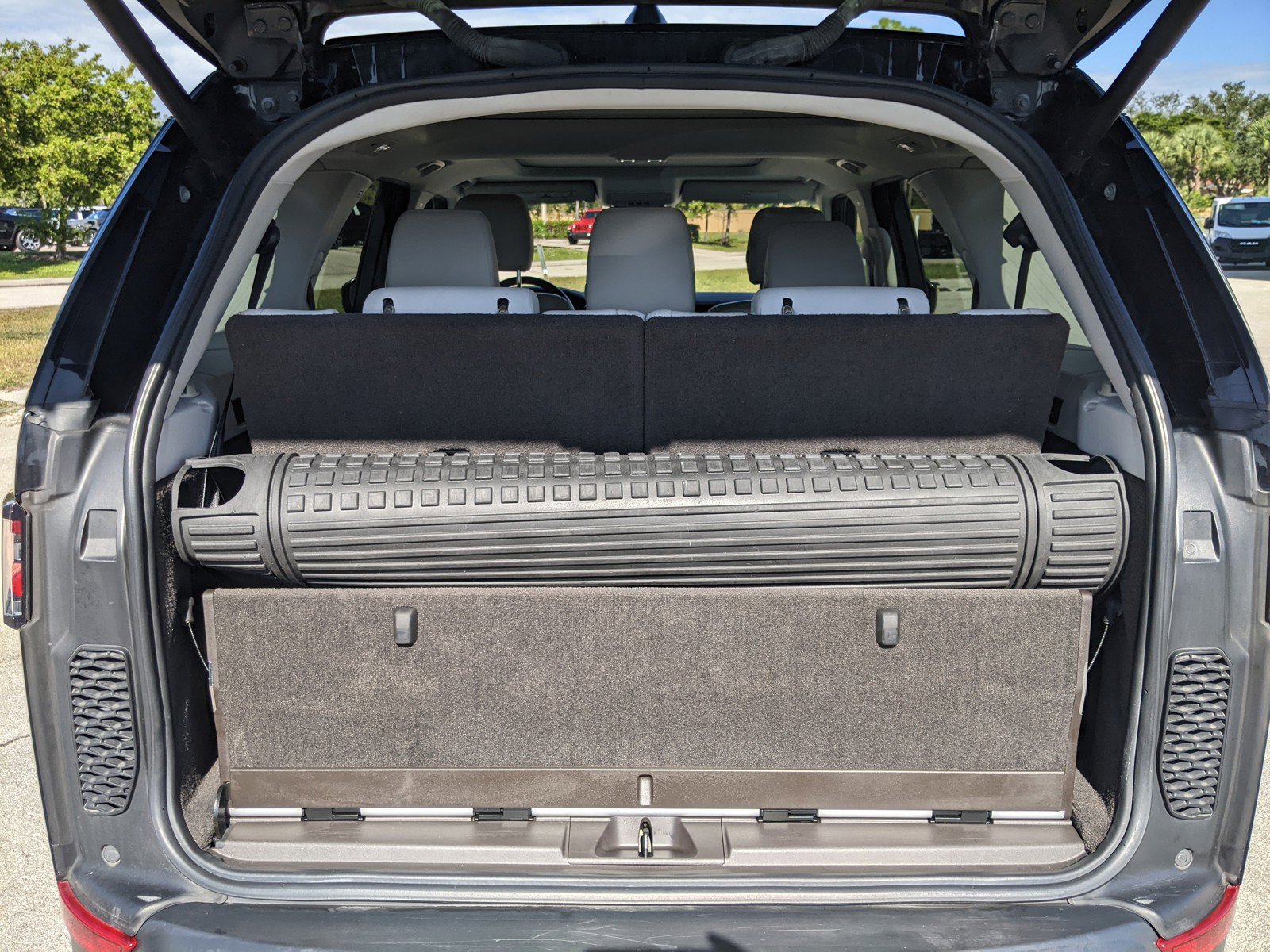 Used 2017 Land Rover Discovery HSE image 13