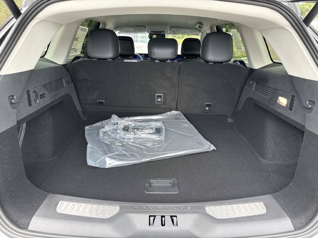 New 2026 Lincoln Nautilus Premier AWD/4WD image 11