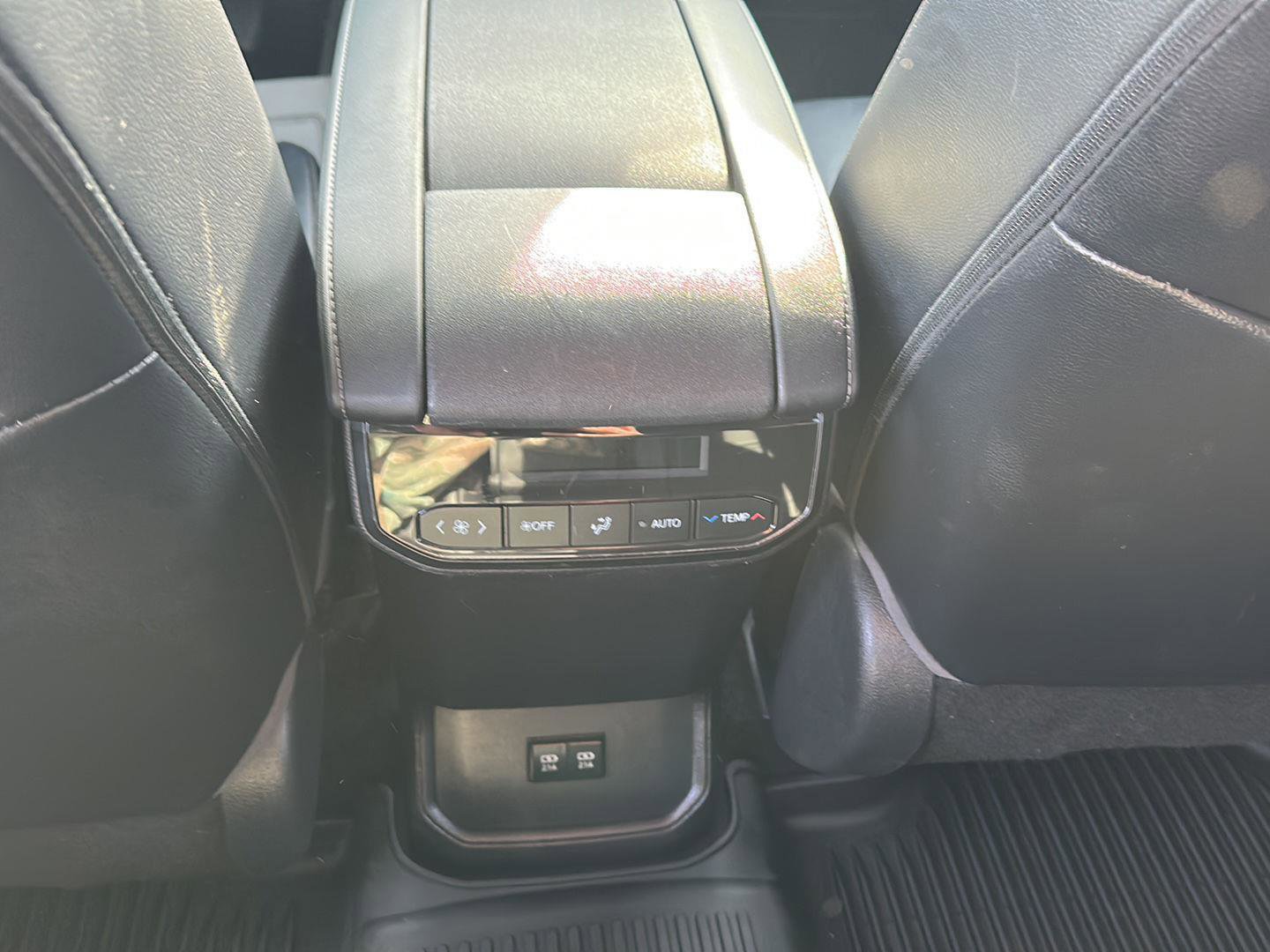 Used 2021 Toyota Highlander XLE image 19