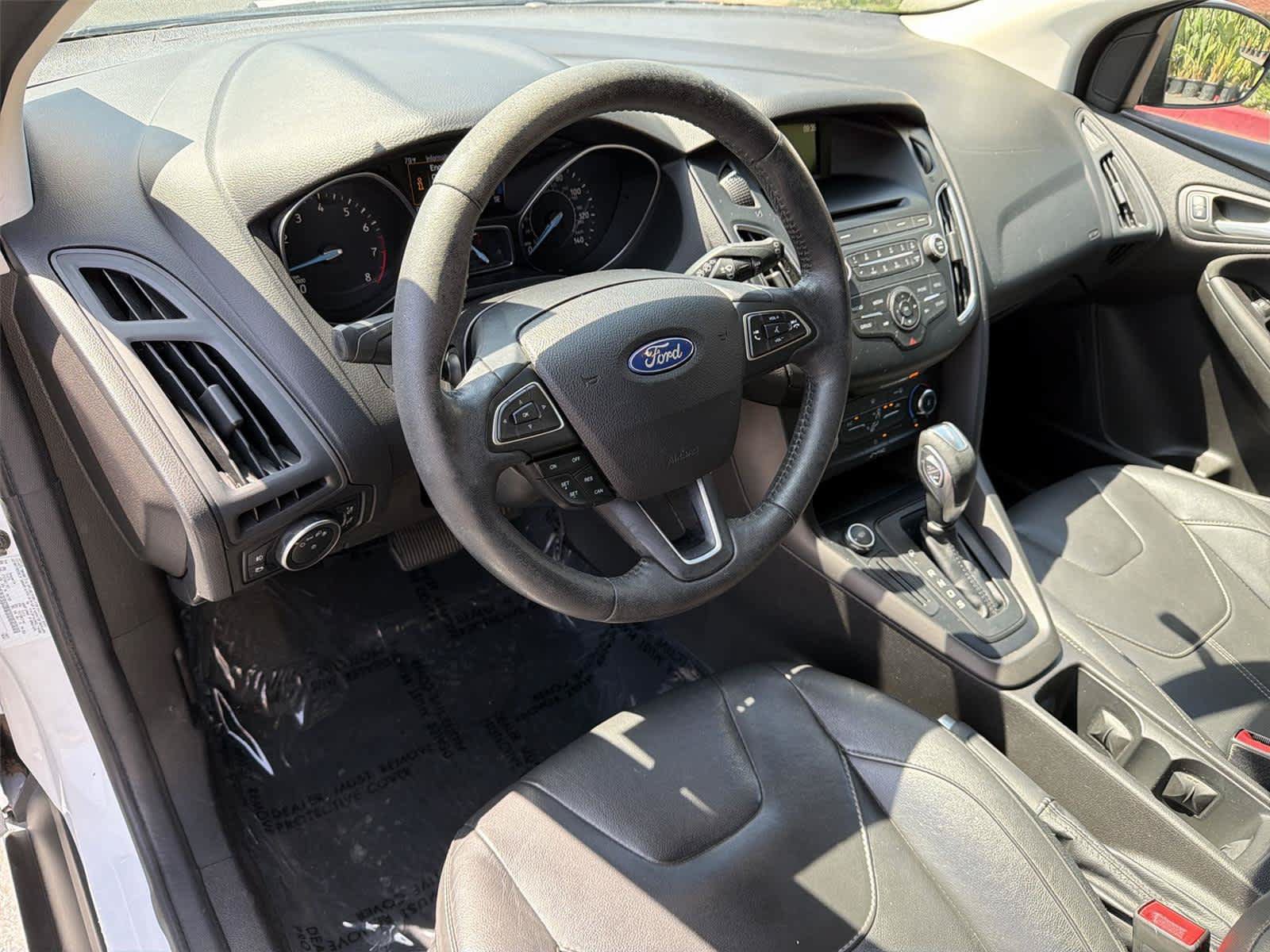 Used 2016 Ford Focus SE w/ Equipment Group 201A FWD image 2