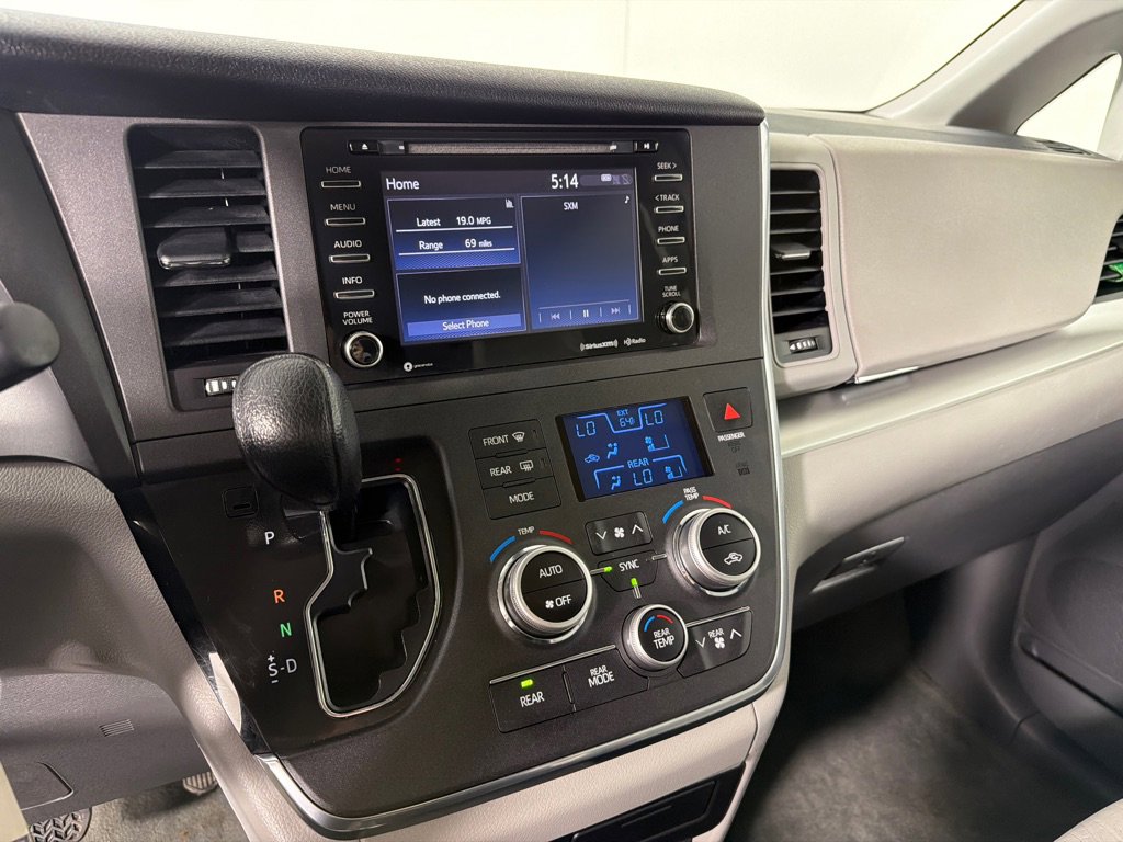 Used 2018 Toyota Sienna LE FWD image 17