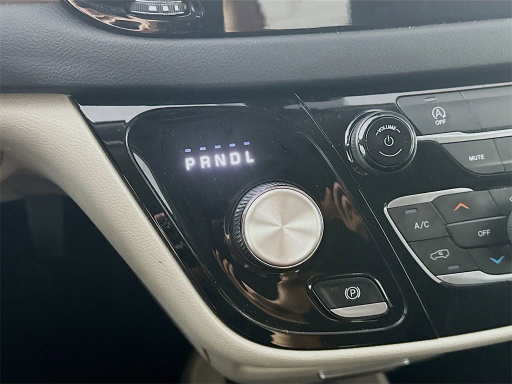 Used 2023 Chrysler Voyager LX image 16