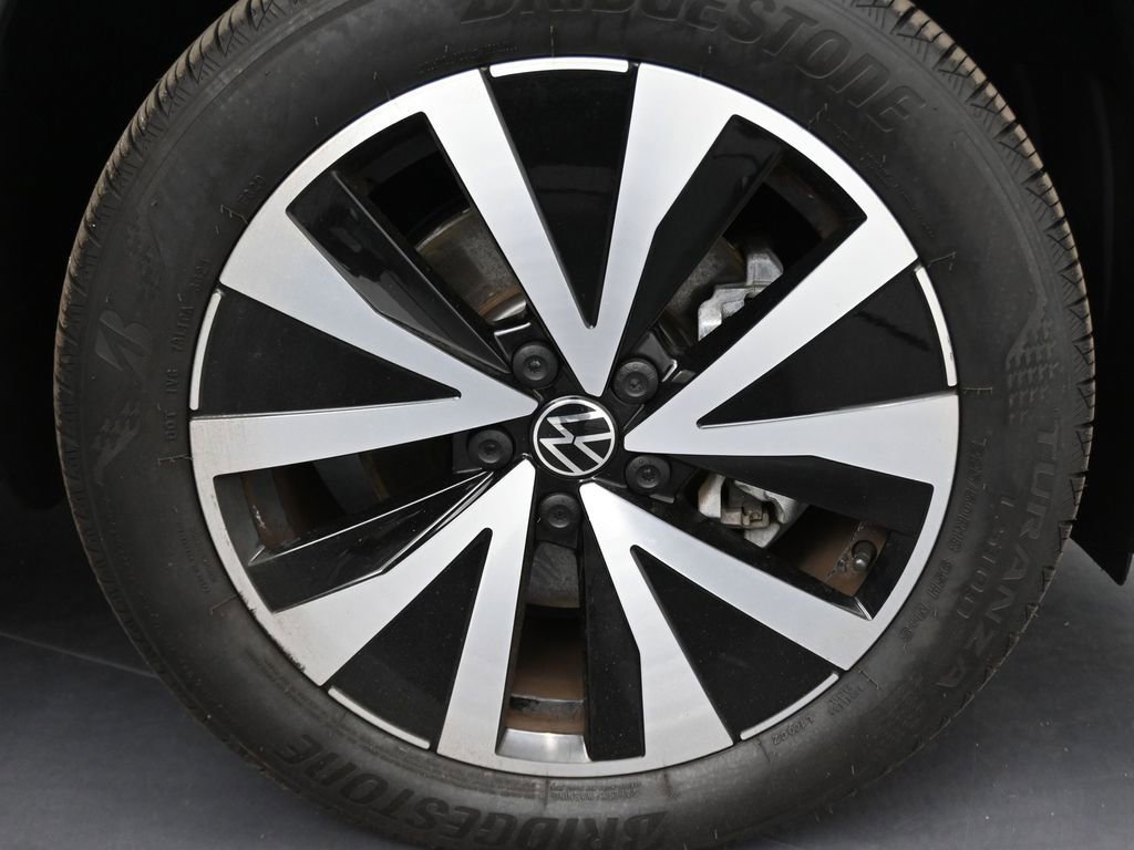 Used 2023 Volkswagen Taos SE w/ Panoramic Sunroof Package AWD/4WD image 23