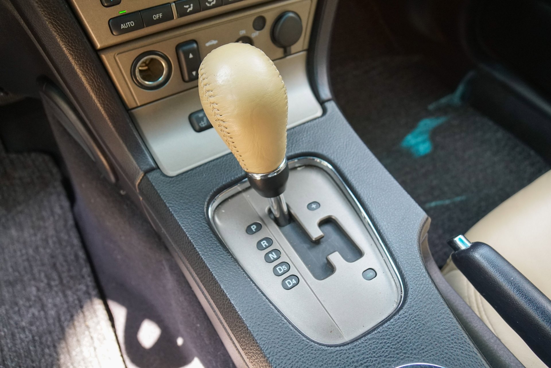 Used 2005 Ford Thunderbird 50th Anniversary RWD image 31