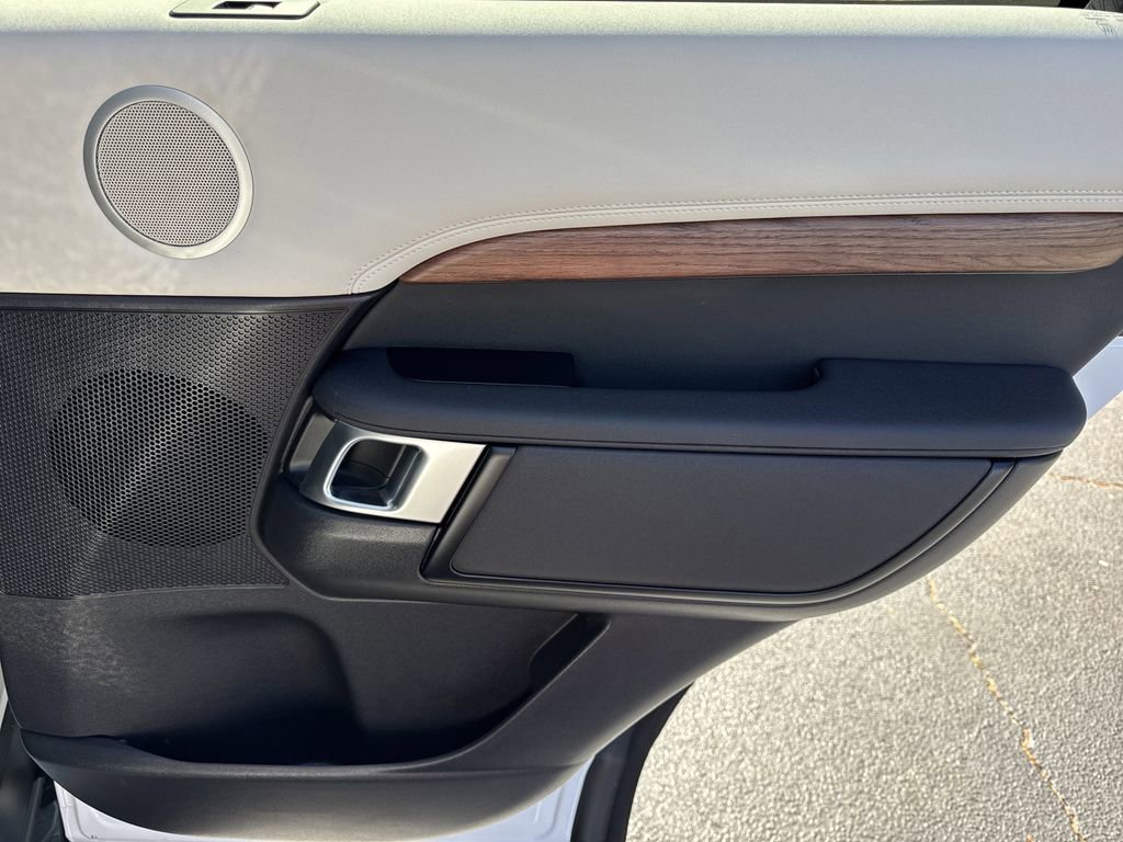 Used 2025 Land Rover Discovery S image 16