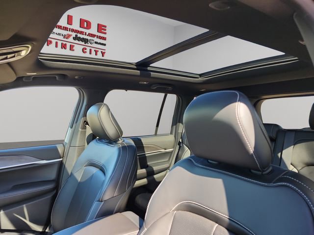 New 2025 Jeep Grand Cherokee Limited w/ Luxury Tech Group II image 24