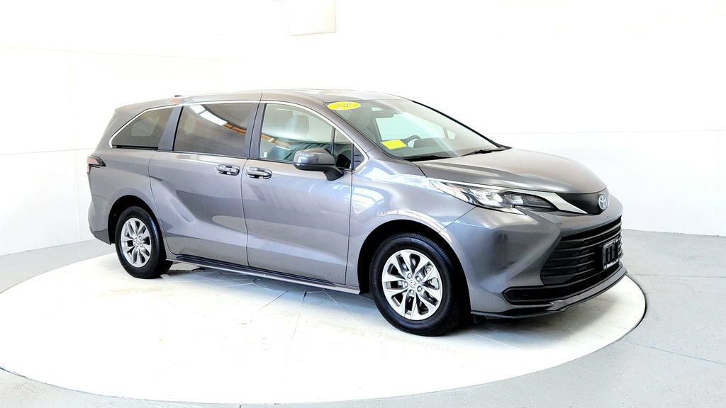 Certified 2025 Toyota Sienna LE AWD/4WD image 7