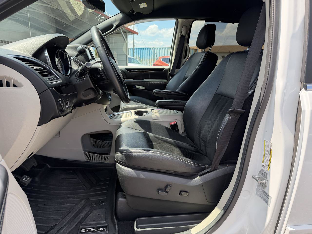 Used 2017 Dodge Grand Caravan SXT w/ Driver Convenience Group FWD image 14