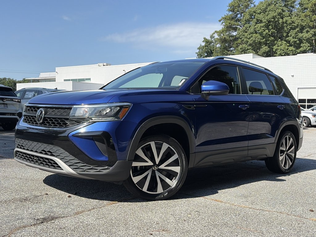 Used 2022 Volkswagen Taos SE FWD image 1