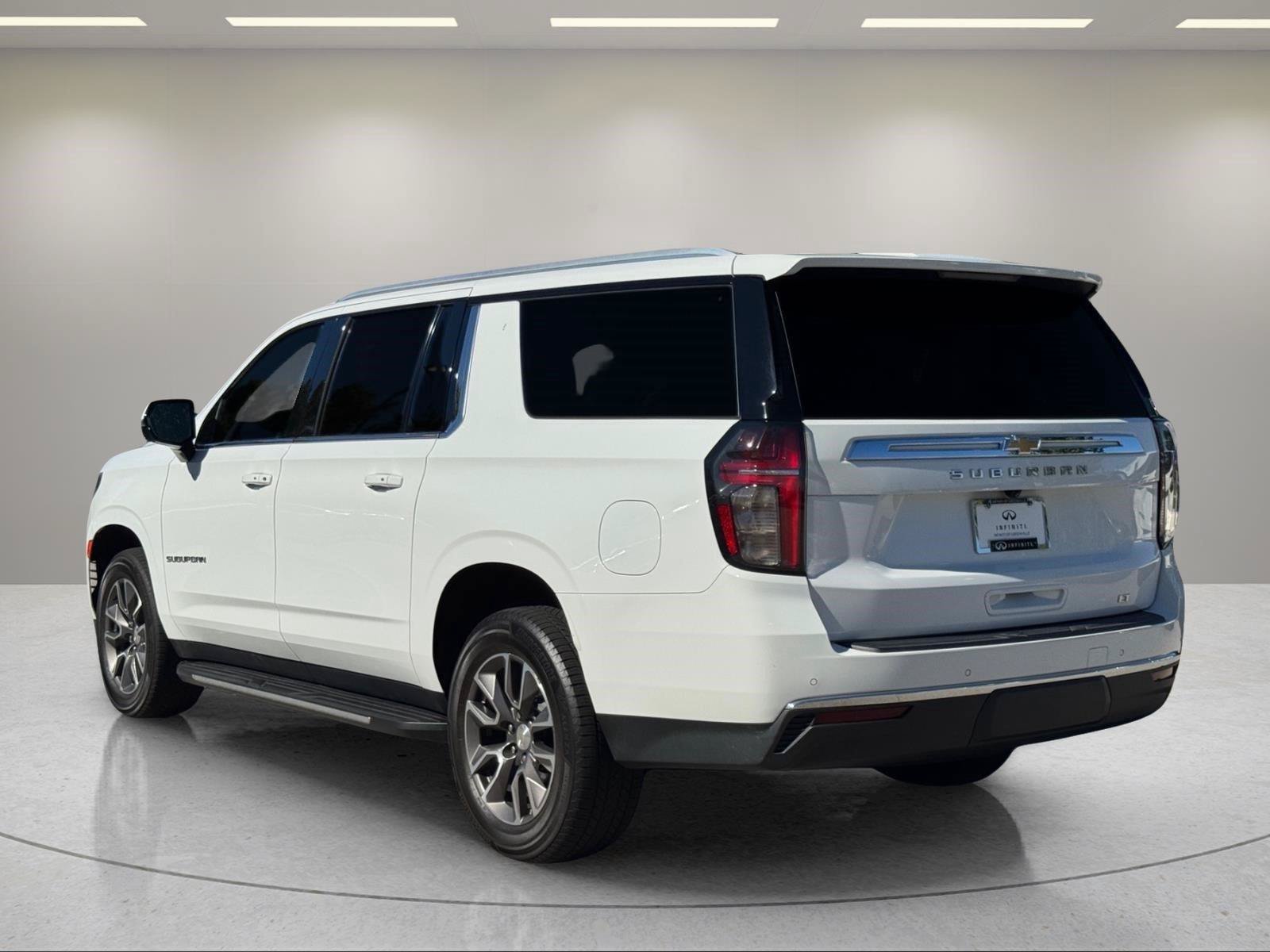 Used 2023 Chevrolet Suburban LT w/ Luxury Package AWD/4WD image 3