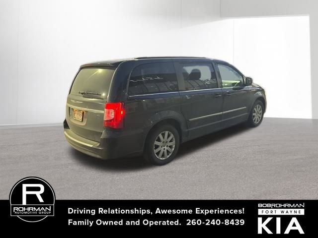 Used 2013 Chrysler Town & Country Touring image 5