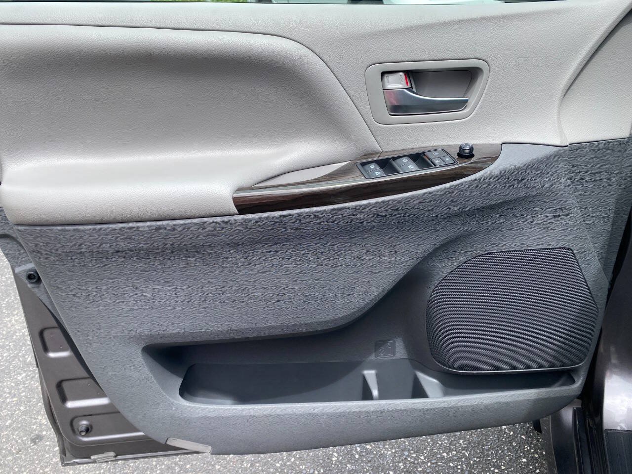 Used 2020 Toyota Sienna XLE FWD image 11