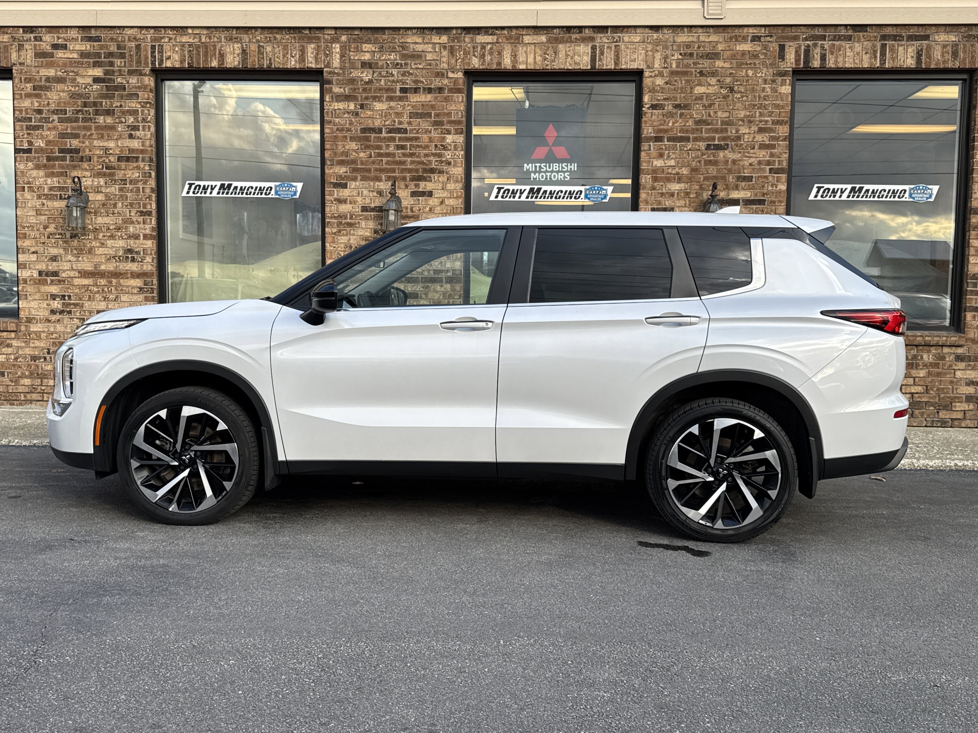 Used 2022 Mitsubishi Outlander ES image 2