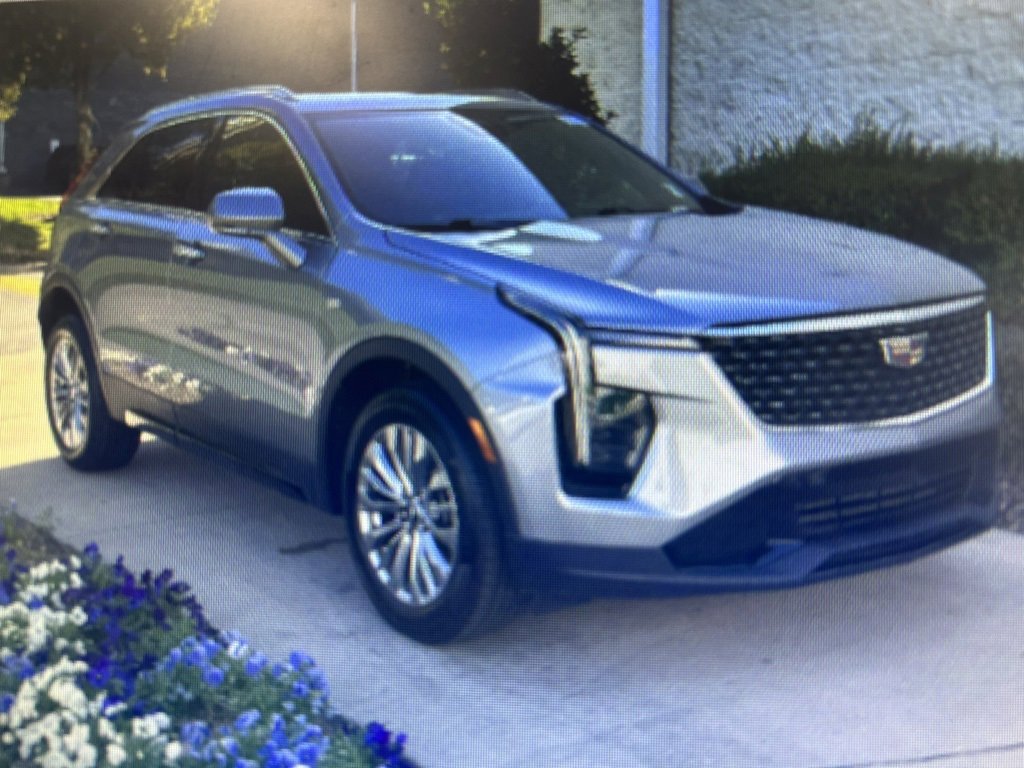 Used 2024 Cadillac XT4 Premium Luxury image 3