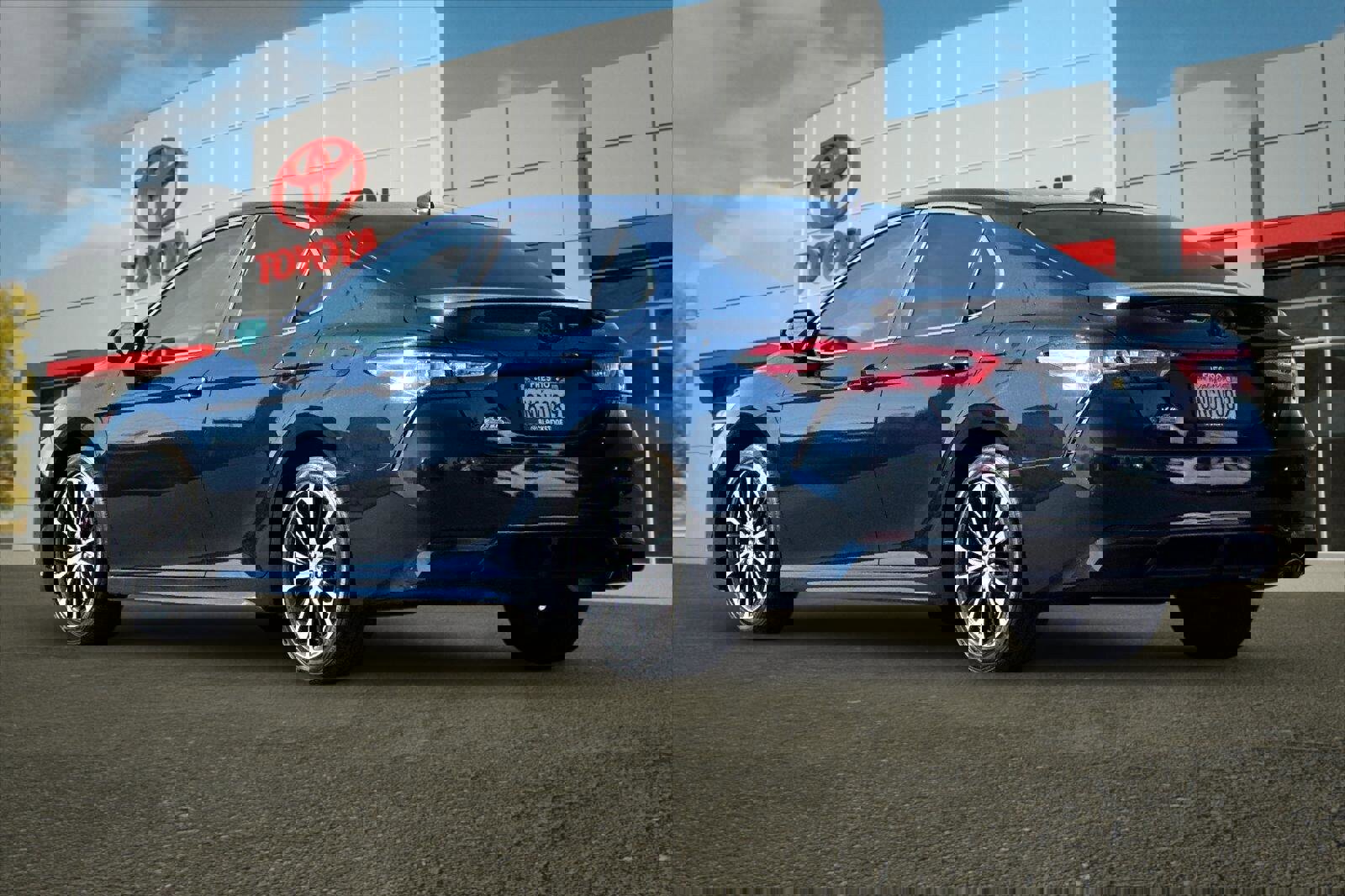 Certified 2020 Toyota Camry SE w/ Carpet Mat Package image 5