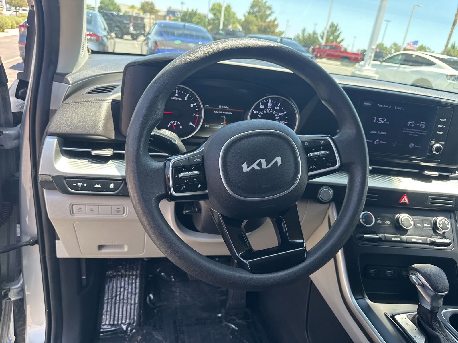 Used 2022 Kia Carnival LX FWD image 16