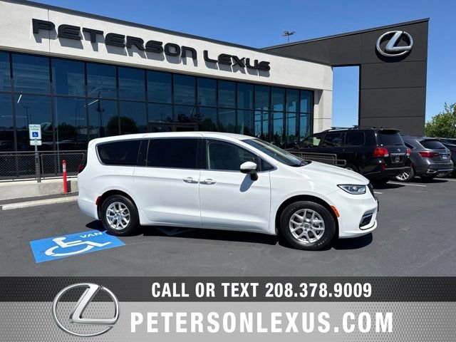 Used 2023 Chrysler Pacifica Touring-L FWD image 1