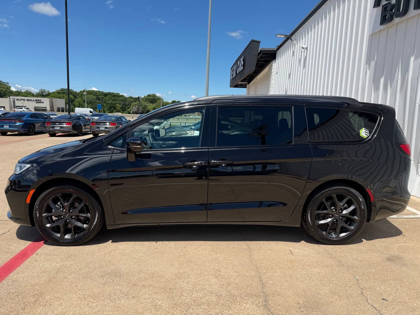 Used 2025 Chrysler Pacifica Limited FWD image 3