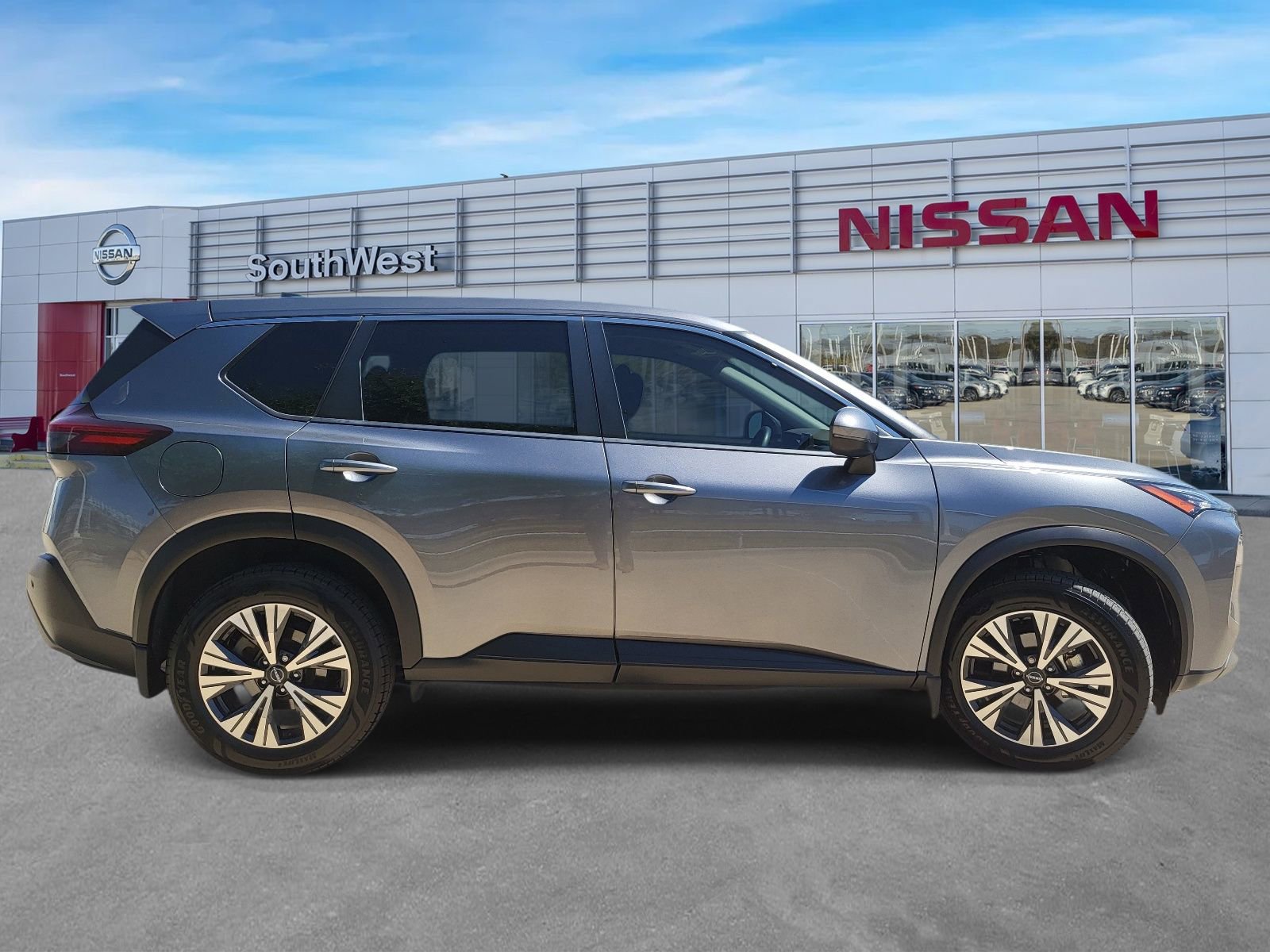 Used 2023 Nissan Rogue SV image 5