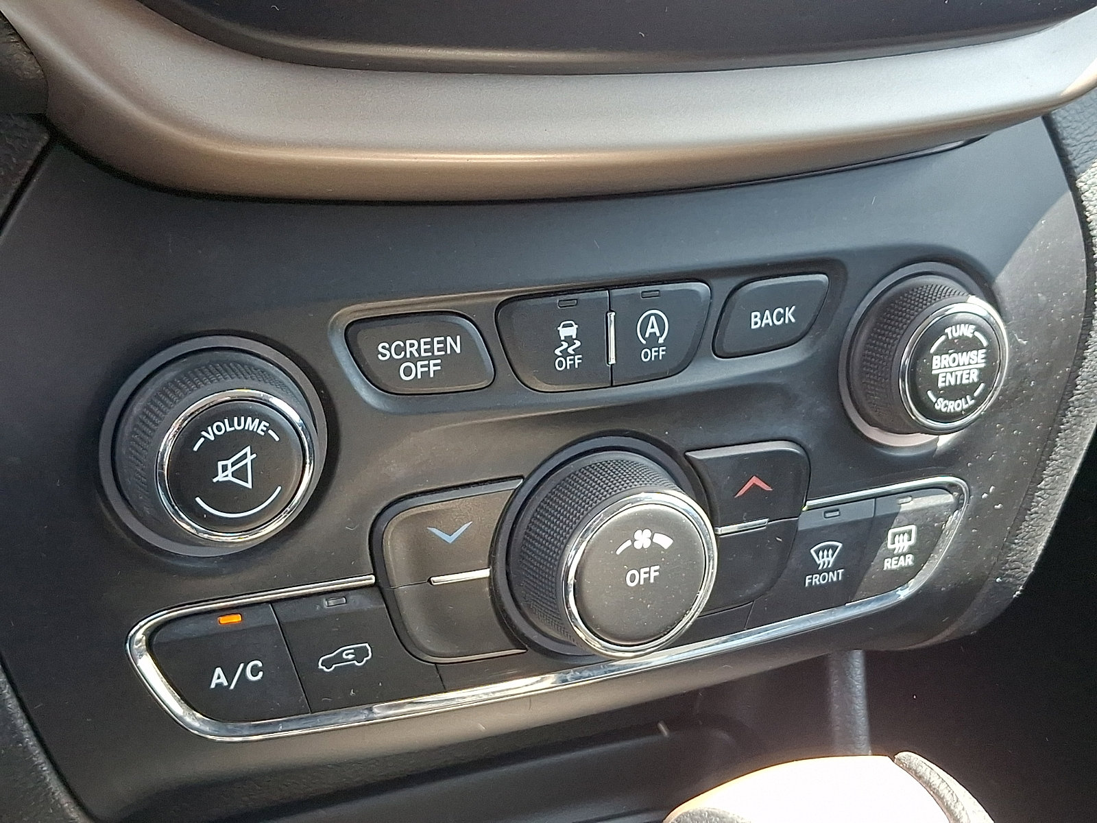 Used 2016 Jeep Cherokee Latitude w/ Safety/Convenience Group AWD/4WD image 16