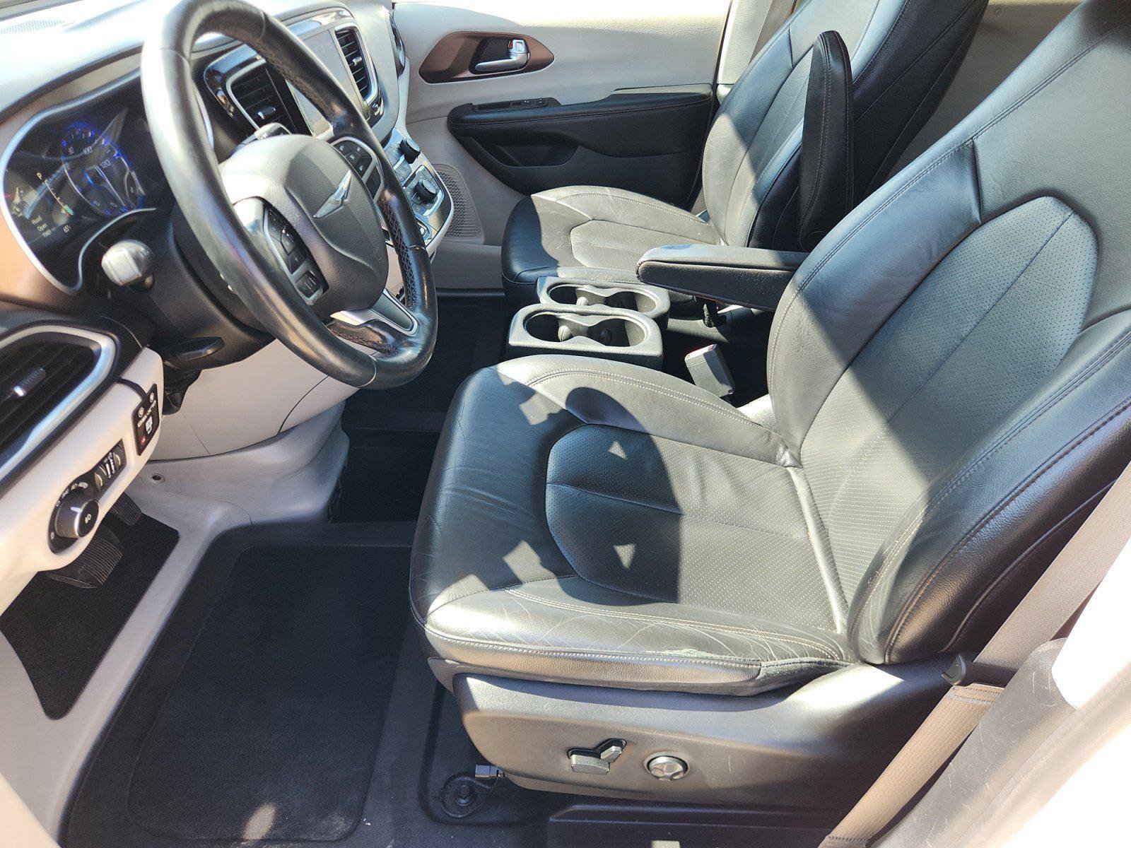 Used 2018 Chrysler Pacifica Touring-L Plus FWD image 10