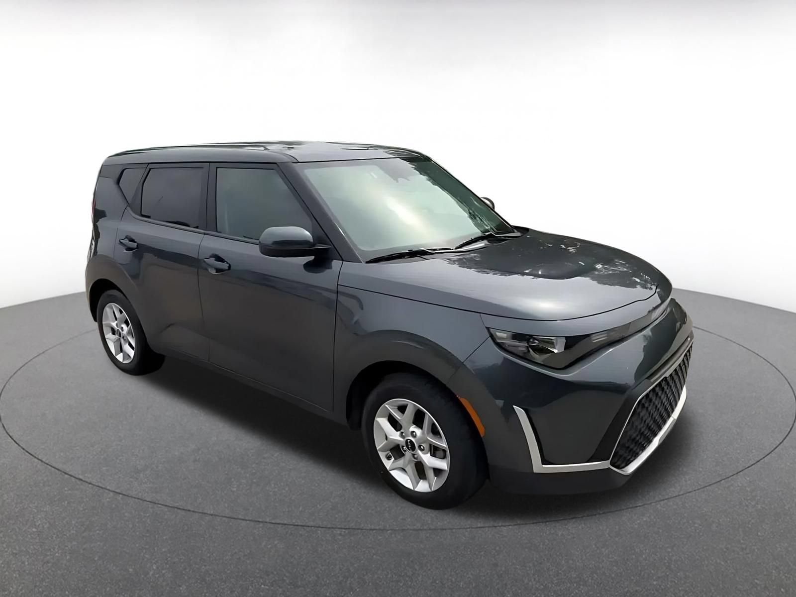 Used 2025 Kia Soul LX w/ LX Technology Package FWD image 2