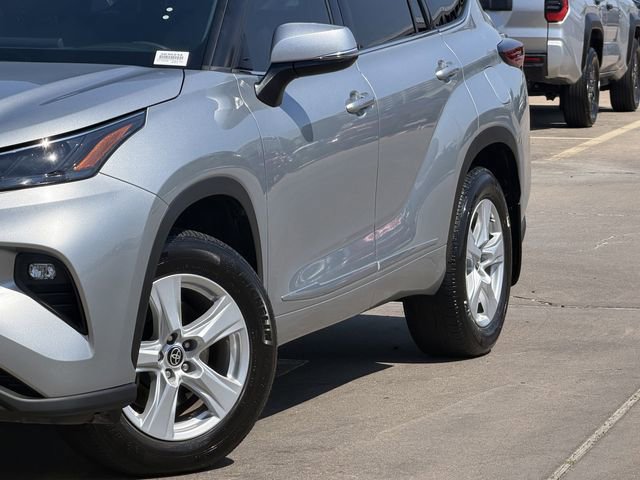 Used 2022 Toyota Highlander LE FWD image 3