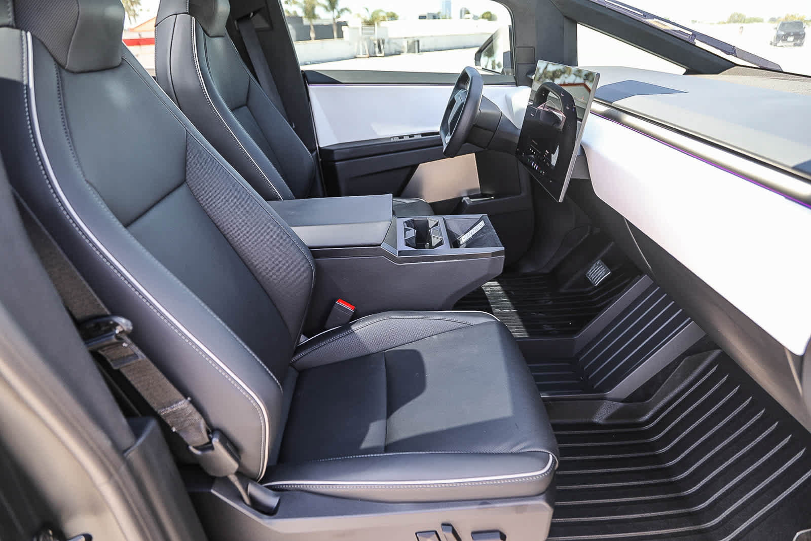 Used 2025 Tesla Cybertruck AWD Crew Cab image 15