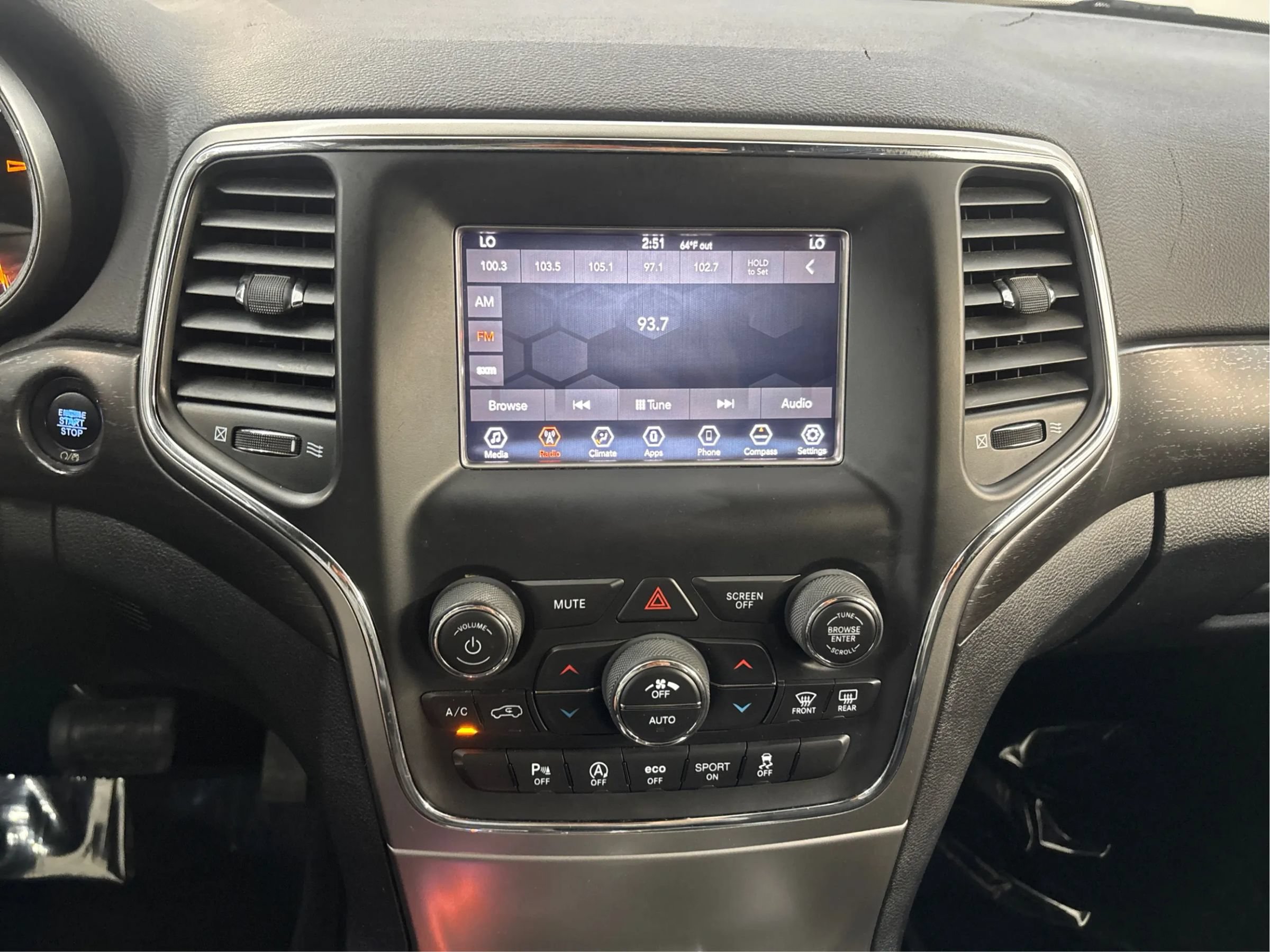 Used 2018 Jeep Grand Cherokee Laredo AWD/4WD image 19