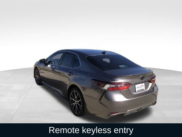 Used 2023 Toyota Camry SE image 3