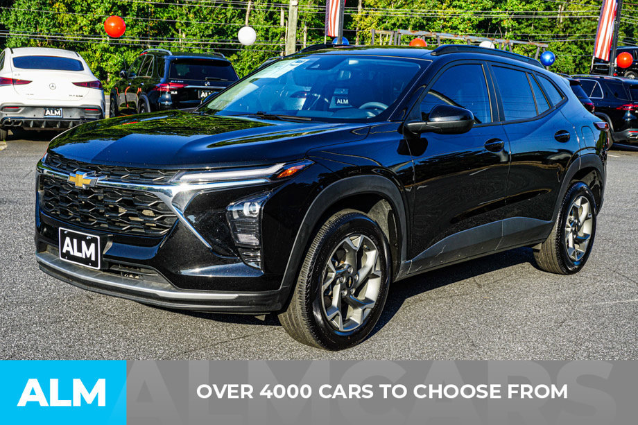 Used 2025 Chevrolet Trax LT FWD image 2