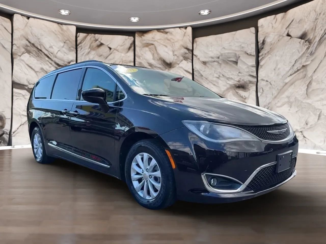 Used 2017 Chrysler Pacifica Touring-L image 11
