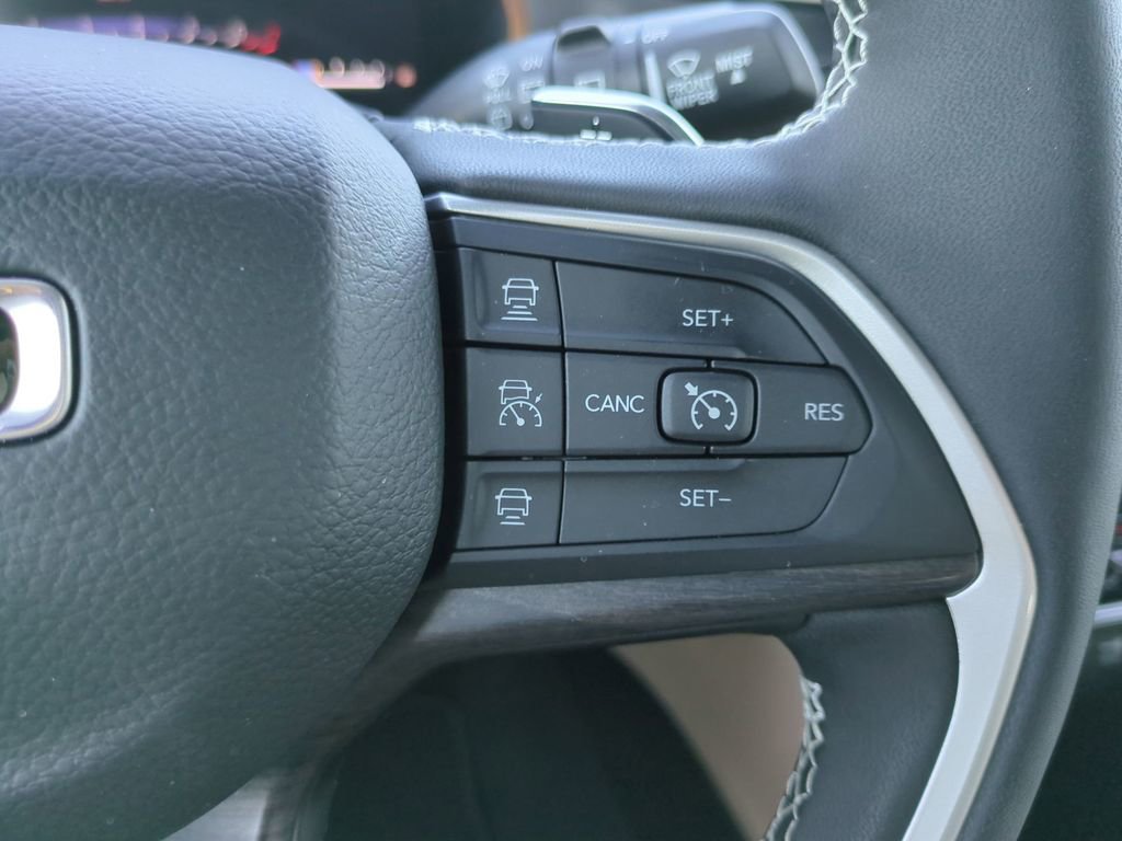 Used 2025 Jeep Grand Cherokee Limited RWD image 29