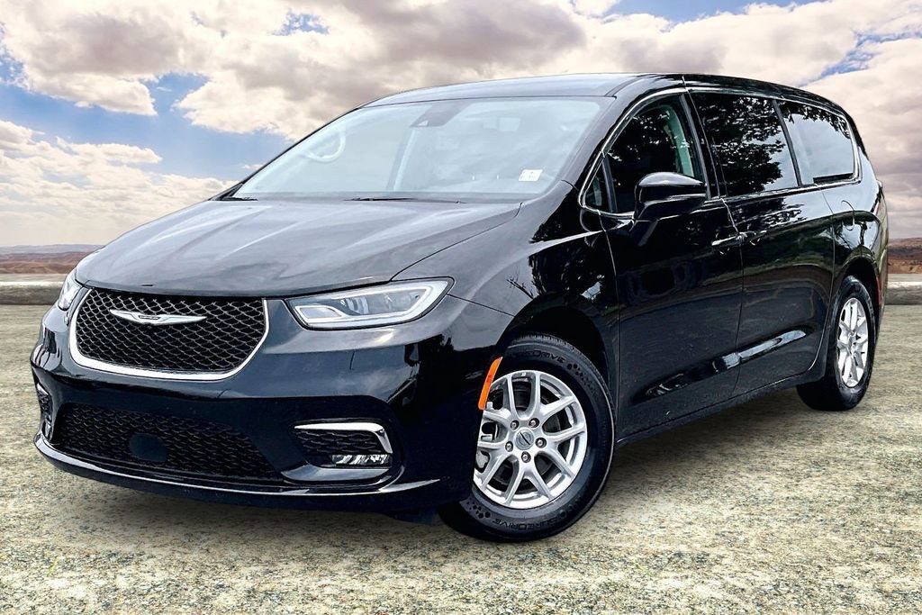 Used 2024 Chrysler Pacifica Touring-L FWD image 3