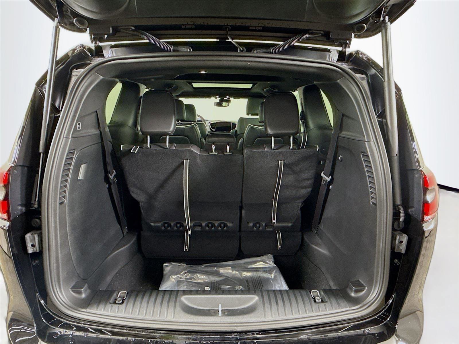 New 2026 Chrysler Pacifica Limited image 21