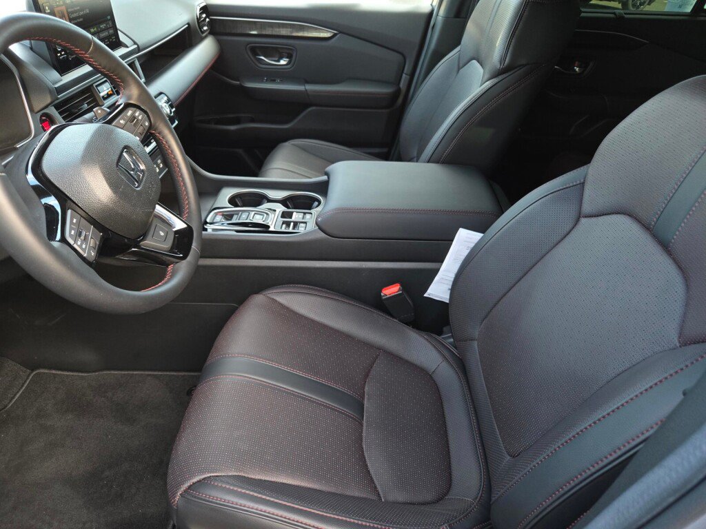 Certified 2025 Honda Pilot Black Edition image 11