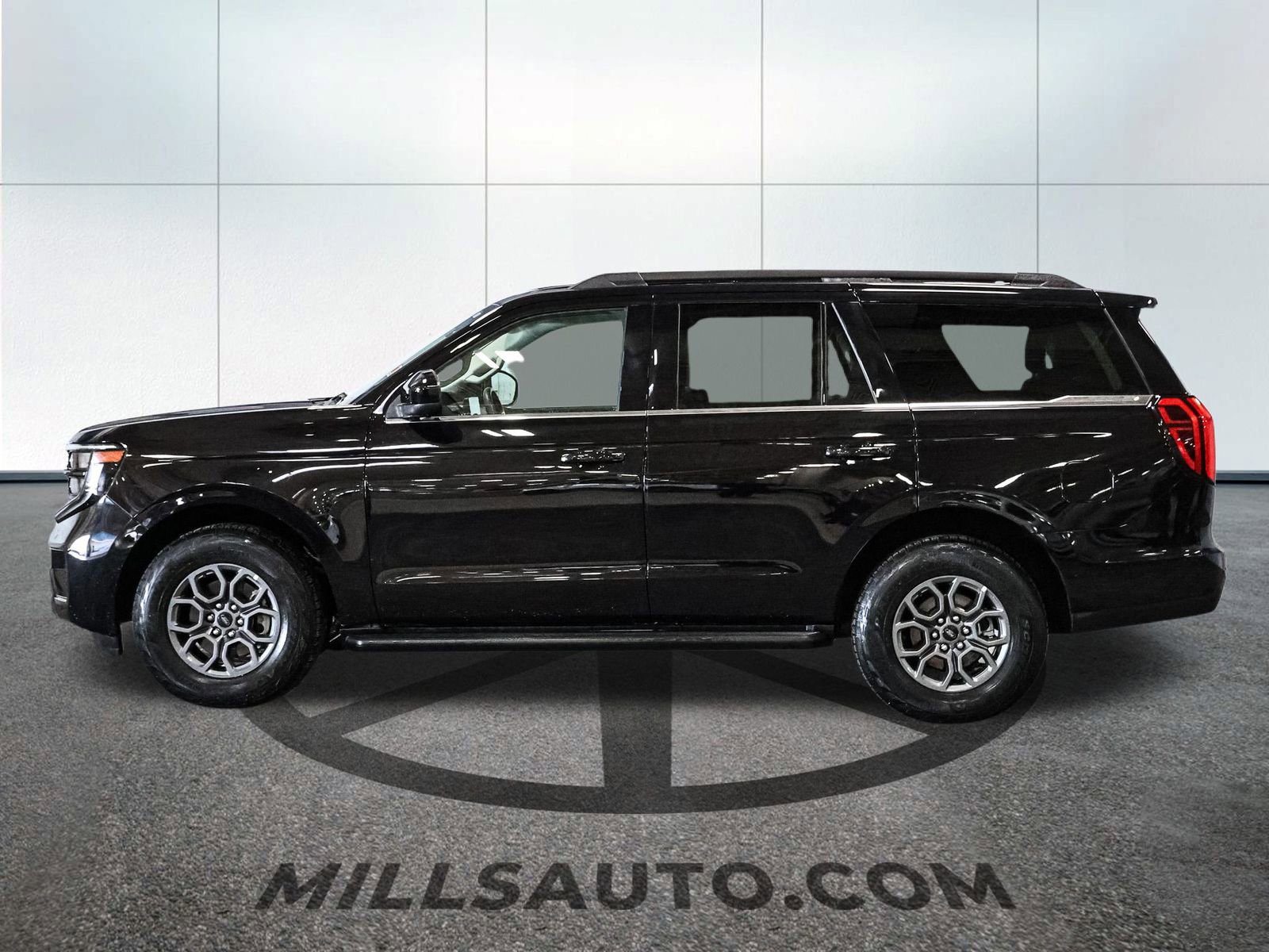 Certified 2025 Ford Expedition Active image 3