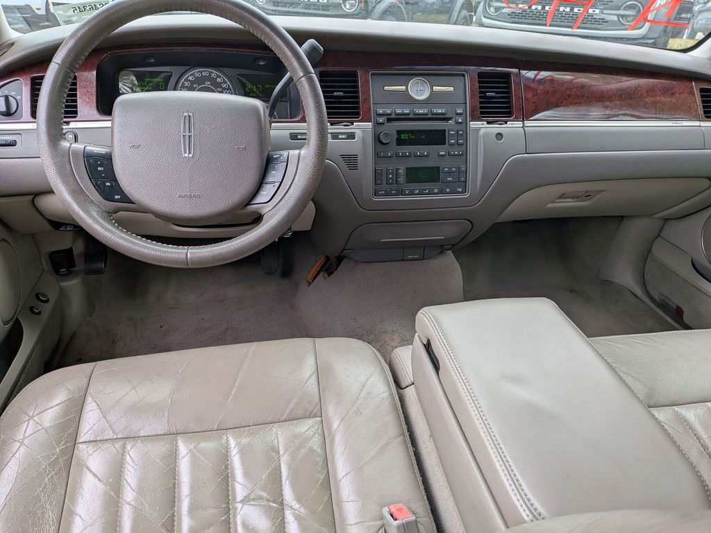 Used 2005 Lincoln Town Car Signature image 23