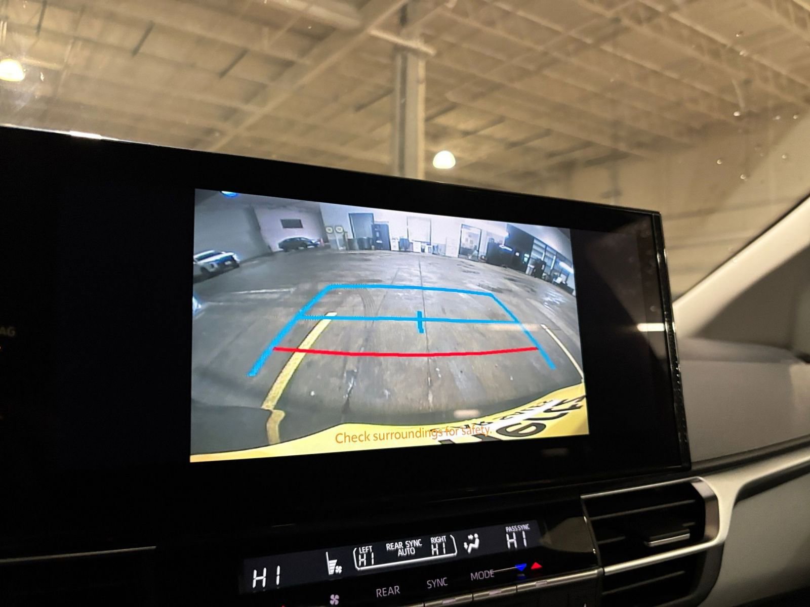 Used 2025 Toyota Sienna XLE FWD image 25