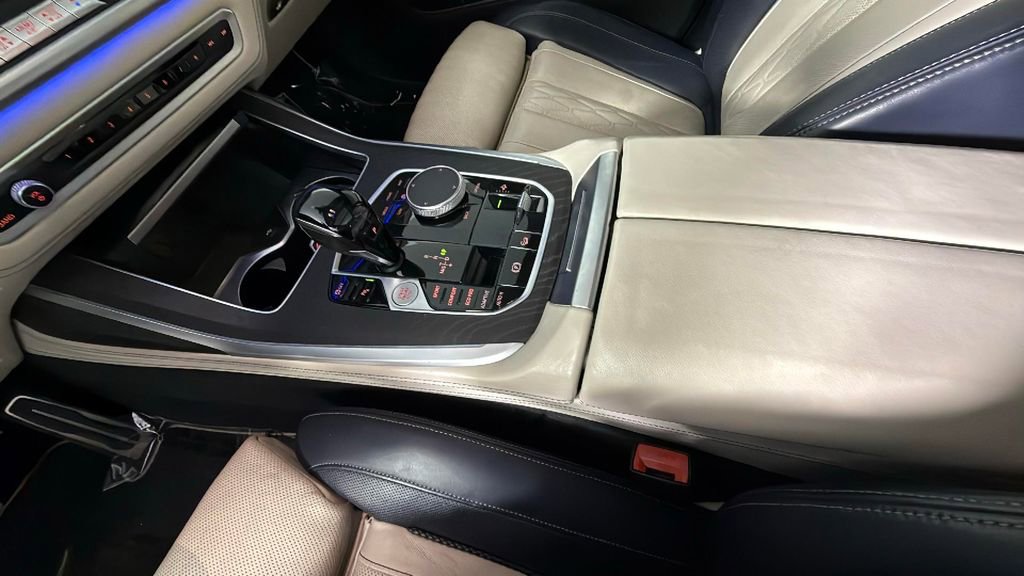Used 2021 BMW X7 xDrive40i w/ M Sport Package AWD/4WD image 25