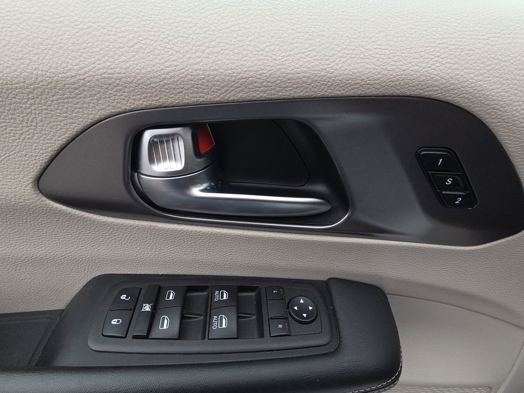 Used 2023 Chrysler Pacifica Touring-L image 13