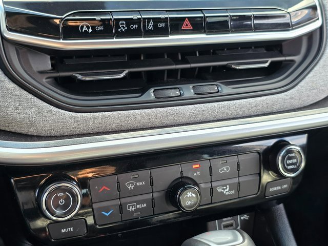 Used 2024 Jeep Compass Latitude image 29