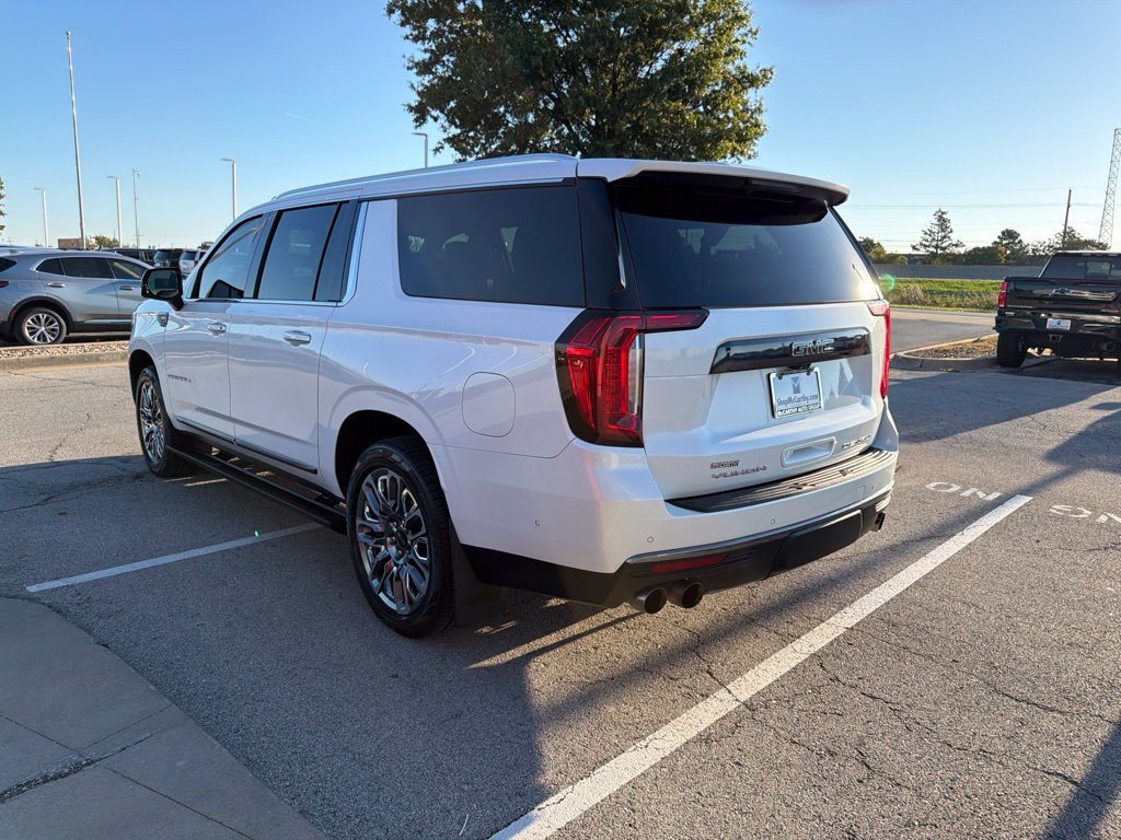 Used 2023 GMC Yukon XL Denali Ultimate AWD/4WD image 4